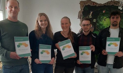 Präsentieren die Ergebnisse der Umfrage: Jonas Kirsch, (Stadt Gifhorn), Louisa Behrens (Landkreis Gifhorn), Friederike Rotermund (Landkreis Gifhorn), Darius Kurowitsch (Wunderwerk) und Joel Moritz Garcia (Wunderwerk).