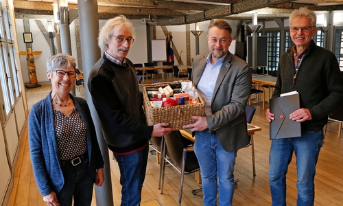 Die Mitglieder des Vereins Werkstatt Solidarische Welt e.V. überreichten im Ratssaal den Fairen Korb. Von links: Christiane Döring, Jürgen Koszewski, Ivica Lukanic und Matthias Knoche-Herwig.