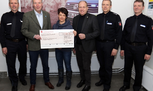 Joachim Krüger (Leiter Polizeikommissariat Helmstedt), Michael Gandt (Bezirksgeschäftsführer Volksbund Deutscher Kriegsgräberfürsorge e. V.), Sandra Kurzawa (Rückenwind - Verein gegen sexualisierte Gewalt und Fachberatungsstelle), Landrat Gerhard Radeck, Ulrich Müller (Leiter Einsatz- und Streifendienst) und Harald Grothe (Sachbearbeiter Prävention) bei der Scheckübergabe (v. li.).