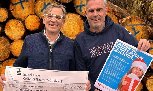 Heiner Vierke, Präsident Lions Club Klinterklater Braunschweig, und Joachim Franz, Vorstandsvorsitzender des BE YOUR OWN HERO e.V. bei der symbolischen Scheckübergabe. Selbstverständlich waren alle Geschenke pünktlich zu Weihnachten bei den Kindern und Jugendlichen.