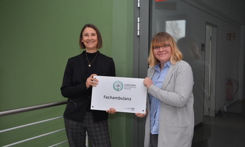 Bald hängt auch das Schild an der frisch bezogenen Etage. Im Bild halten es noch Geschäftsführerin Simone Wieczorek (links) und Jessica Konik, die Leiterin der Fachambulanz Wolfenbüttel im Lukas-Werk.