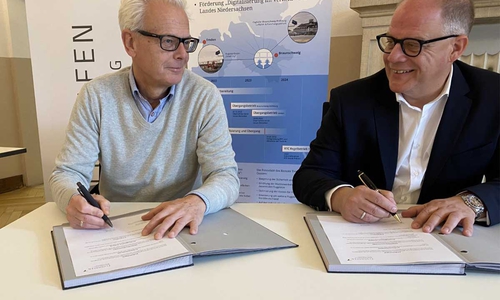 Olaf Schmidt (links), Geschäftsführer des Flugplatzes Emden, und Michael Schwarz, Geschäftsführer des Flughafens Braunschweig-Wolfsburg, unterzeichneten den Kooperationsvertrag.