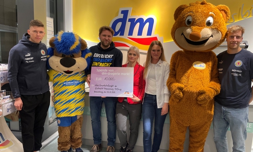 Luc Ihorst, Maskottchen Leo, André Linder (geschäftsführender Vorstand der Eintracht Braunschweig Stiftung), Katharina Treder (dm-Filialleiterin), Pia Katenz (stellv. dm-Filialleiterin), dm-Maskottchen SauBär und Brian Behrendt (v. li.).