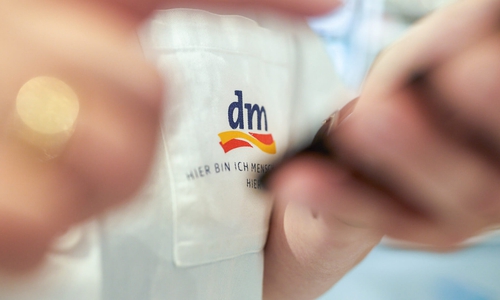 Zwei Eintracht Spieler werden bei dm an der Kasse stehen.