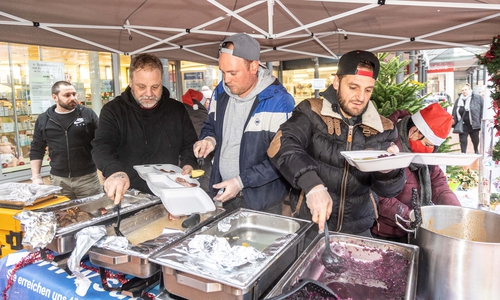 Gianluca Calabrese (links mit Löffel) verteilte mit seinen Helfern das Essen. (Archiv)
