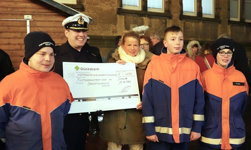 Spendenübergabe nach dem Glühweinverkauf: Kommandant Riccardo Kroh, Oberbürgermeisterin Urte Schwerdtner und Vertreter der Jugendfeuerwehr Goslar freuen sich über insgesamt 4.450 Euro.