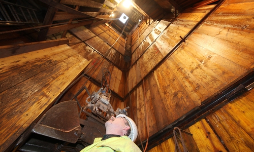 Im Dezember 2020 steht Thomas Finkeldey, beim LBEG zuständig für Gefahrenabwehr im Altbergbau, auf einer Tiefe von knapp 20 Metern im Schacht Neuer Josua. Jetzt ist der Grubenbau saniert und verfüllt.