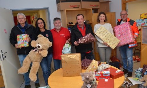 Einige der Rotkreuz-Helfer, die 508 Weihnachtsgeschenke verpackten, beschrifteten und dann im gesamten Landkreis auslieferten (von links): Christian Chodeck, Jeanne Dos Santos Rocha, Achim Liersch, Peter Renner, Aline Gauder und Ulrich Kuball.