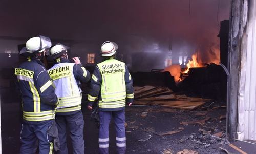 Das Feuer flammte immer wieder auf.