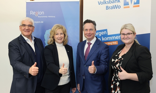Freuen sich über die Fortsetzung der Kooperation: (von links) Wendelin Göbel, Sprecher der Geschäftsführung der Allianz für die Region GmbH, Claudia Kayser, Leiterin Direktion Wolfsburg der Volksbank BraWo, Markus Beese, Leiter Marketing und Prokurist der Volksbank BraWo und Nadine Muthmann, Leiterin Regionalmarketing und Kommunikation der Allianz für die Region GmbH.