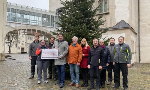 Das Organisationsteam rund um Landrat Tobias Heilmann (4.v.l.) und Jutta Müller- Bernhard (5.v.r) übergab heute den Spendencheck über 8.000 Euro an Nina Siebert von Helfen vor Ort e.V. (2.v.l).