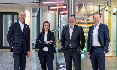 Marc Knackstedt (ganz rechts), ab 1. Juli 2023 neuer Vorsitzender des Vorstandes der Öffentlichen, mit dem neuen Vorstandsmitglied Nina Hajetschek (2. von links), Vorstandsmitglied Dr. Alexander Tourneau (ganz links) und dem aktuellen Vorsitzenden Knud Maywald (2. von rechts), der sich Mitte 2023 in den Ruhestand verabschieden wird