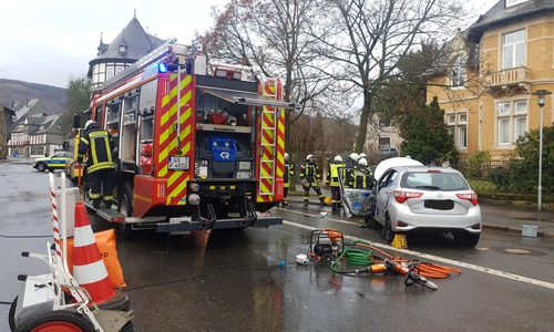 Der Fahrer war in seinem Fahrzeug eingeklemmt.