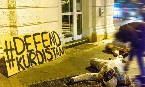 Unter dem Hashtag #DefendKurdistan fand die Protestaktion vor der Geschäftsstelle der Grünen statt.