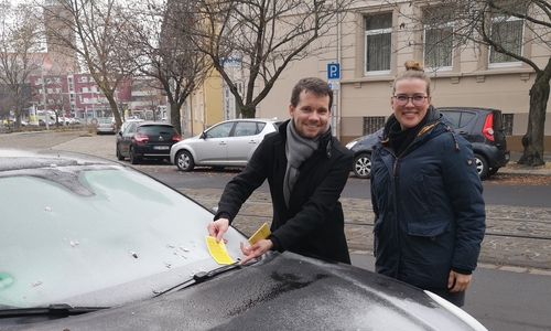 Ratsherr Mathias Möller und Initiatorin der Petition, Mara Schiefler.