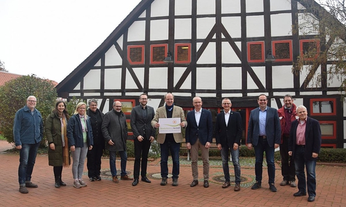Die Lenkungsgruppe der ILE-Region Nördliches Harzvorland blickt auf ihre Zusammenarbeit zurück (von links nach rechts: Björn Reckewell, Tourismusverband Nördliches Harzvorland; Janina Rocho, Amt für regionale Landesentwicklung Braunschweig; Gundula van Haßelt, Regionalverband Großraum Braunschweig; Annette Junicke-Frommert, Stadt Wolfenbüttel; Sven Volkers, Landkreis Wolfenbüttel; Frederik Brandt, Samtgemeindebürgermeister der Samtgemeinde (SG) Baddeckenstedt; Andreas Memmert, Bürgermeister Gemeinde Schladen-Werla; Marc Lohmann, Samtgemeindebürgermeister SG Oderwald; Dirk Neumann, Samtgemeindebürgermeister SG Elm-Asse; Ingo Henze, Bürgermeister Stadt Langelsheim; Lars Michel, Stadt Goslar; Bernd Waldmann, Stadt Salzgitter, es fehlen: Alf Hesse, Bürgermeister Gemeinde Liebenburg; Claus Borchers, Landwirtschaftskammer Niedersachsen, Thomas Wiesenhütter, Landkreis Goslar).