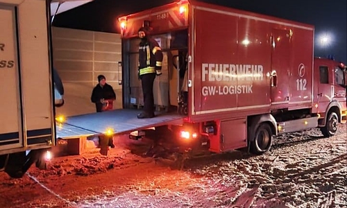 Die Feuerwehr half beim Verladen und beim Transport.