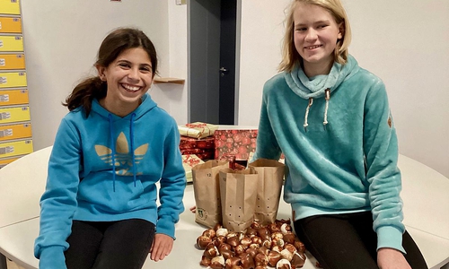THG-Schülerinnen engagieren sich bei der Aktion "Tulpen für Brot"
