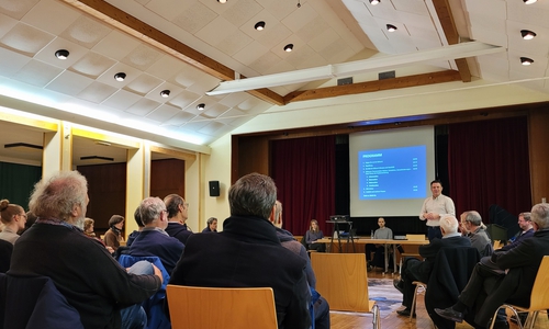  Die Stadtverwaltung und das beauftragte Planungsbüro UmbauStadt hatten zum ersten Bürgerforum eingeladen, um den aktuellen ISEK-Prozess vorzustellen und mit den Teilnehmenden über verschiedene Fragestellungen zu diskutieren.   