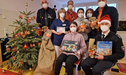 Freuen sich über die wunderbaren Geschenke, die Jörg Bodendiek und Matthias Pintak von der Polizei Salzgitter sowie Thomas Wolff und Volker Machura vom Verein „Wir helfen Kindern“ gemeinsam auf der Kinder- und Jugendstation übergaben: Junge Patientin Lara mit Mutter Tamara Foedtke sowie Ulrike Gückel und Monika Neubauer vom Helios Klinikum Salzgitter.