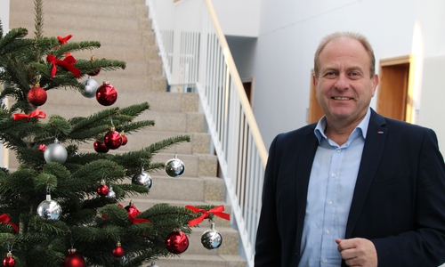 Helmstedts Landrat Gerhard Radeck richtet Grußworte zum Fest an die Bürgerinnen und Bürger. 