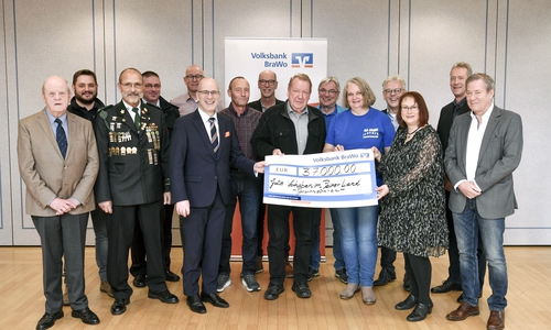 Stefan Honrath (6. v. li.), Leiter der Direktion Peine der Volksbank BraWo, übergibt einen symbolischen Spendenscheck an die Vertreterinnen und Vertreter der Peiner Vereine, die aus dem VR-Gewinnsparen unterstützt werden.