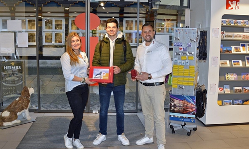 Als insgesamt 777.777. Besucher der Braunschweiger Touristinfo erhielt Oliver Neiken eine weihnachtliche Dose mit Braunschweiger Löwenspekulatius und eine Löwenkiste.