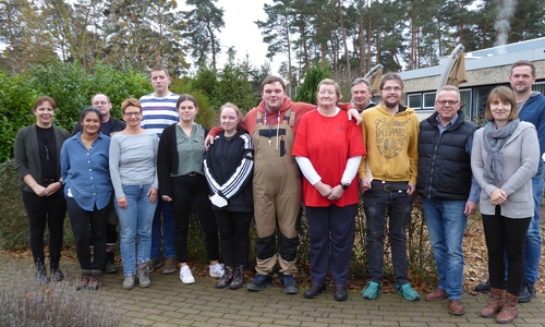 Stolz auf die eigenen Leistungen: Die Teilnehmerinnen und Teilnehmer der Lebenshilfe Gifhorn nach dem erfolgreichen Bestehen der Abschlussprüfungen.