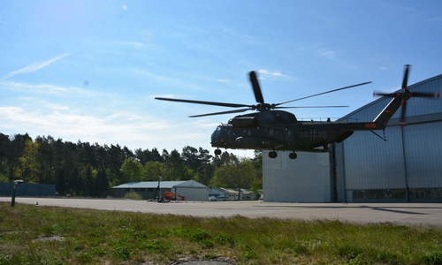 Vor ei­nem auf 100 Qua­drat­me­ter der Han­gar­wand des DLR Braun­schweig an­ge­brach­tem Punk­te­mus­ter führ­te der Hub­schrau­ber CH-53 der Bun­des­wehr die Flug­ver­su­che durch.