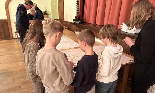 Kinder der Grundschule Hehlingen während der Erarbeitung der möglichen Straßennamen für Quartier III im Sonnenkamp.