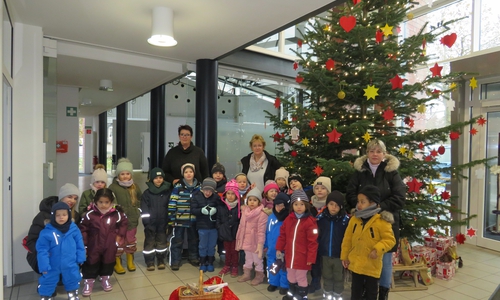 Die gelbe und die grüne Gruppe der Kita „An der Feuerwehr“ überraschten die Beschäftigten der Verwaltung mit Adventsgesang vor dem Weihnachtsbaum der Gemeinde Lehre.