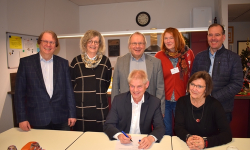 Oberbürgermeister Frank Klingebiel unterzeichnet die Vereinbarung im Beisein von Sozialdezernent Dr. Dirk Härdrich, Sabine Genther (SOS-Mütterzentrums), Klaus Schlinga (Caritas), Anke Kasten (Diakonie), Nicola Pöckler (AWO) und Christian Striese (Bürgerverein Steterburg) (v. li.).