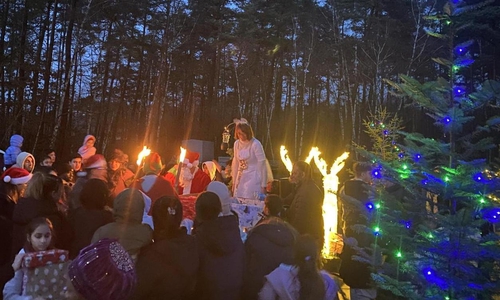 Umringt von Kindern und deren Eltern wurden vom Weihnachtsmann und Christkind die Geschenke verteilt. 