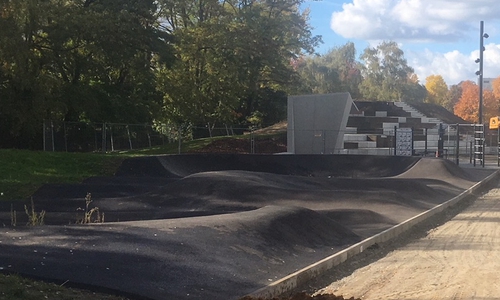 Im Oktober wurde am Jugendplatz noch gebaut. Nun kann er eingeweiht werden.