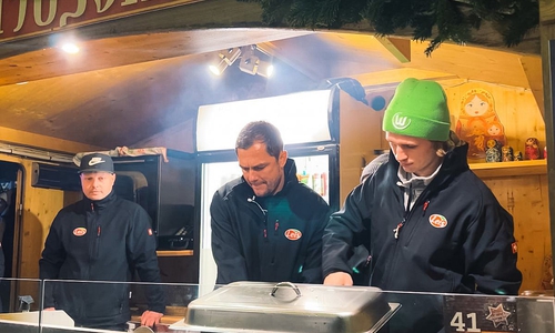 Marcel Schäfer und Patrick Wimmer auf dem Wolfsburger Weihnachtsmarkt.
