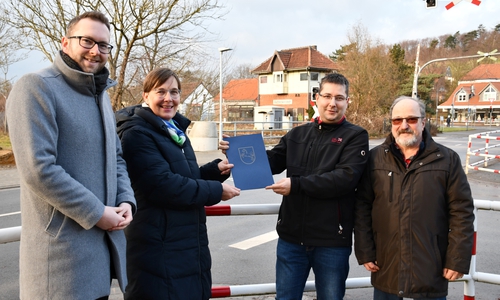 Übergabe des Förderbescheids (v.l.n.r.): Samtgemeindebürgermeister Frederik Brandt, Landesbeauftragte Dr. Ulrike Witt, Bürgermeister Marc Werner, stellv. Bürgermeister Wolfgang Wölke.