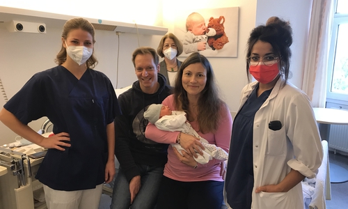 Hebamme Angelina Dill (Hebamme), die Eltern Christian Just und Eva Kemper mit Baby Hannah Maria und Assistenzärztin Maryam Mansoor. Und Ursula Nitsche Gloy, Chefärztin Klinik für Frauenheilkunde und Geburtshilfe Krankenhaus Marienstift.