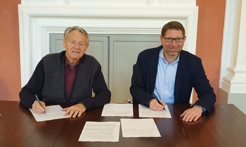 Samtgemeinderatsvorsitzender Dr. Manfred Bormann (CDU) und Samtgemeindebürgermeister Marco Kelb (CDU) unterzeichnen die vom Rat der Samtgemeinde Sickte beschlossene Resolution zur Zwischenlager-Standortsuche und zum weiteren Handeln des Bundes bezüglich der rückzuholenden radioaktiven Abfälle aus der Schachtanlage Asse II.