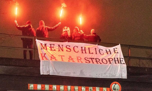 Jugendliche machten mit ihrer Aktion auf die Missstände im Rahmen der Fußball-WM 2022 aufmerksam.