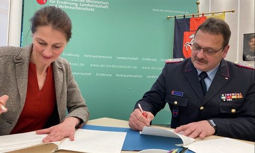 Waldbrandschutz: Forstministerin Miriam Staudte und der Präsident des Landesfeuerwehrverbandes Olaf Kapke unterzeichnen die Vereinbarung zur Aufklärungskampagne.