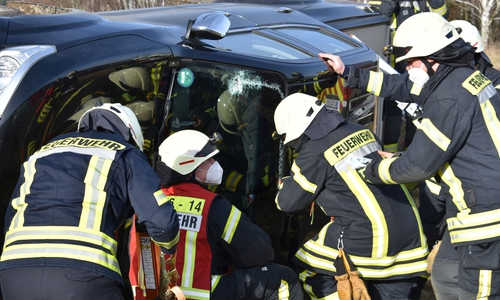 Der Fahrer konnte das Auto nicht selbständig verlassen, war aber nicht eingeklemmt.