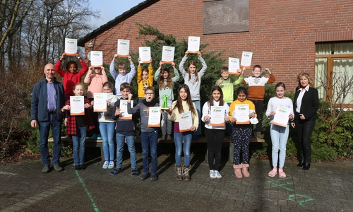 Die "Isetaler Muskeltiere" feiern den Sieg bei step BraWo in der Direktion Gifhorn gemeinsam mit Schulleiter Holger Schrader. Claudia Kayser überreichte stellvertretend für Thomas Fast den Siegerpokal und Urkunden für alle Kinder.  