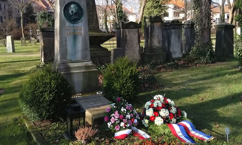 AbGrab von Lessing wurde ein Kranz niedergelegt.