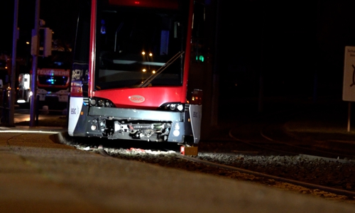 Ein Mann ist beim Jödebrunnen unter eine Straßenbahn geraten.