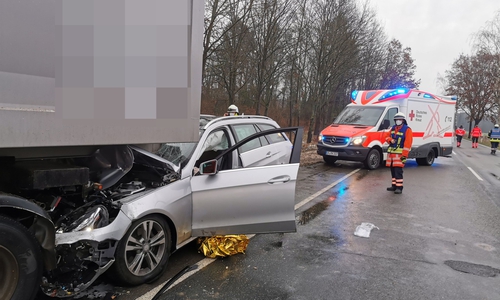 Mit voller Wucht war der Mercedes unter des Laster gerutscht.