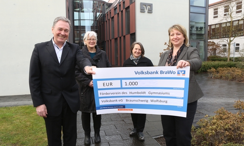 Thomas Fast, Leitung der Direktion Gifhorn der Volksbank BraWo, übergibt den symbolischen Spendenscheck an Brigitte Gorke, Schulleiterin des Humboldt Gymnasiums, im Beisein von Ricarda Riedesel und Christa Bausch (2.v.r.), Vorstandsmitglieder des Fördervereins. 