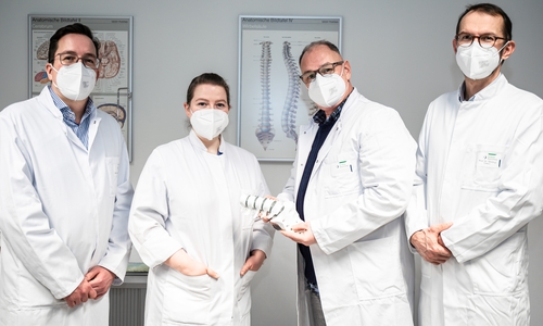 v.l.n.r.: Prof. Dr. Klaus Zweckberger, Chefarzt der Klinik für Neurochirurgie, Alina Bernhardt, Ärztin in der Klinik für Neurochirurgie, Dr. Ernst Rzesacz, Oberarzt der Klinik für Orthopädie und Unfallchirurgie, Prof. Dr. Thomas Gösling, Chefarzt der Klinik für Orthopädie und Unfallchirurgie.
