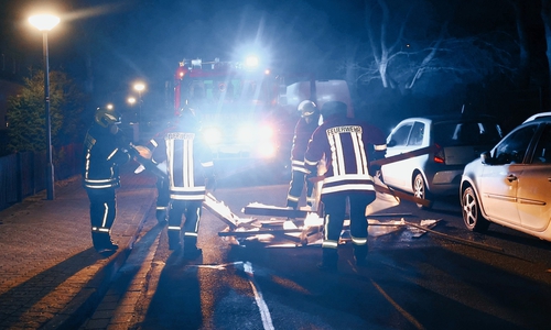 Das Gewächshaus flog aufs Auto eine Einwohnerin und blieb darin stecken.