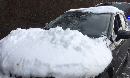 Das Schneemitbringsel auf der Motorhaube war keine gute Idee.