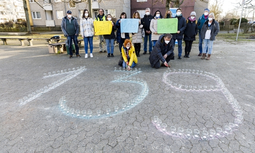 Am Montag leuchten auf dem Platz im Emsviertel der Weststadt 139 Kerzen.